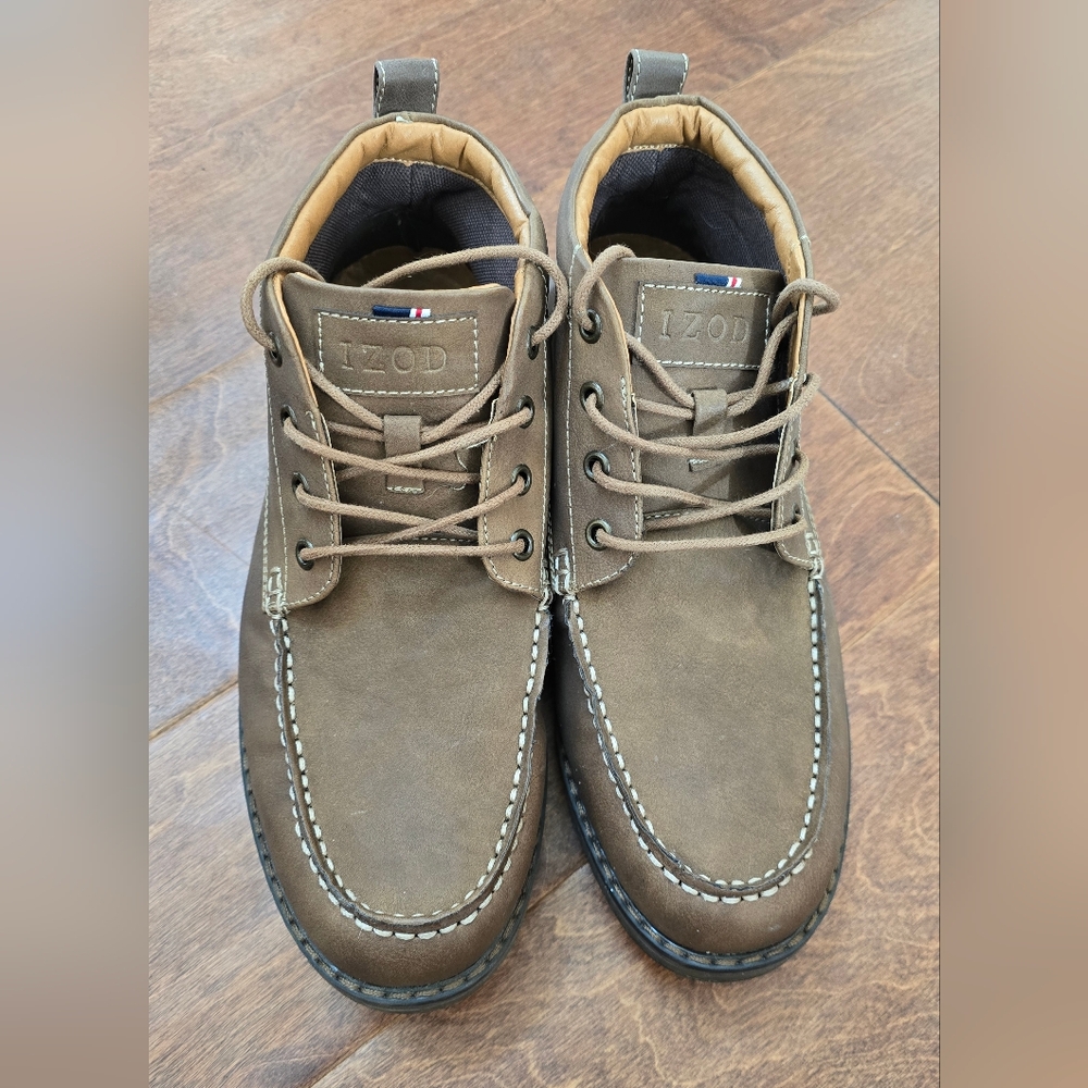 IZOD Men's LARRSON Brown Casual Chukka In 8.5 With Memory Foam Insole.